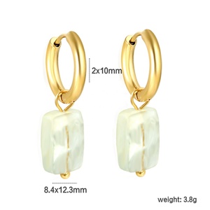 Boucles d'oreilles créoles minimalistes en acier inoxydable plaqué or 18 carats, style tendance, avec cristaux en forme de cœur carré, pour femmes, vente en gros - Product Image 2