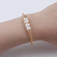 Bracelet en perles d'eau douce au design simple pour femmes