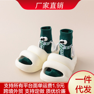 Calcetines navideños con diseño de renos, patrón de copos de nieve rojos y verdes, calcetines de media pantorrilla para mujer para la temporada de invierno. - Product Image 5