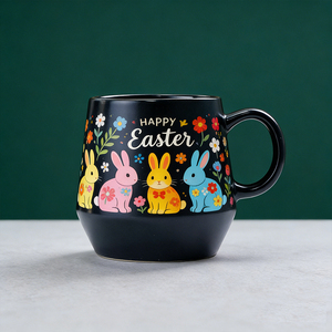 Taza de Cerámica Negra Mate Personalizada - Diseño Colorido de Conejito de Pascua y Flores, Taza de Café con Nombre Personalizado, Regalo Festivo Único - Product Image 5