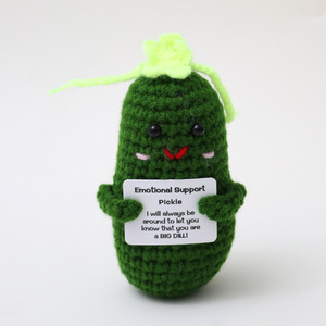 Muñeco de Pepino con Gorro Navideño, Hecho a Mano con Ganchillo, Ideal para Decoración Navideña, Lindo e Interesante Regalo - Product Image 4