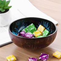 Bol à salade minimaliste artisanal en coquille de noix de coco naturelle et écologique avec logo personnalisé pour hôtels et restaurants de luxe