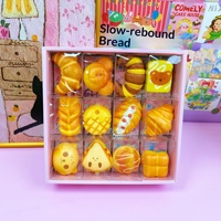 Lot de 24 pendentifs anti-stress en PU en forme de biscuits, à rebond lent, design mignon de dessin animé, jouet compressible pour enfants