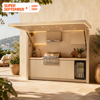 Cocina Exterior de Lujo con Isla de Cocina, Techo Retráctil y Parrilla de Gas Integrada para Patio Costero Mediterráneo