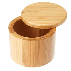 带磁性盖的天然竹制圆形盐盒，用于在厨房中存放干燥调味料时尚的储物盒和垃圾箱