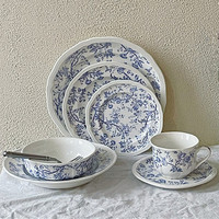 Service de vaisselle en porcelaine décoré de fleurs bleues vintage, assiettes et bols en céramique
