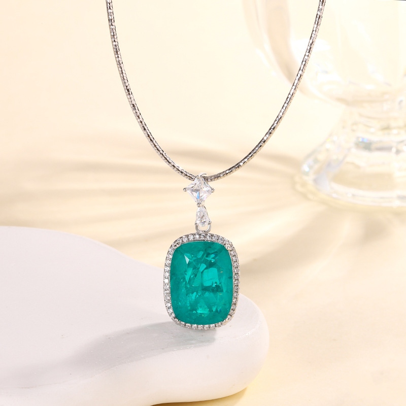 Pendentif émeraude avec chaîne légère