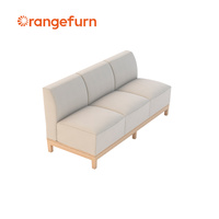 Ensemble de chambre à coucher moderne en bois massif Orangefurn pour hôtel : Lit king-size, canapé, tables de chevet, fauteuil, table basse pour complexe hôtelier, appartement, villa