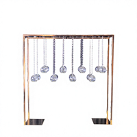 Support de décoration de table de mariage suspendu en métal, cadre de centre de table en métal doré avec boules de cristal suspendues pour fête de mariage