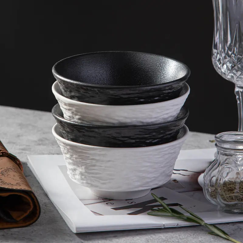 Conjunto de tigela de arroz e cerâmica japonesa de porcelana preta e branca de 4.5 polegadas com estampa personalizada por atacado