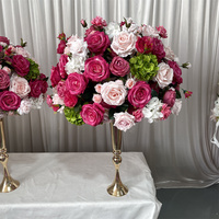 Boule de fleurs en soie luxueuse et magnifique de couleur rose fuchsia mélangée à un peu de vert pour décorations de table de mariage