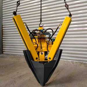 Excavatrice avec boule de terre <span class=keywords><strong>pour</strong></span> soulever une machine à arbres. <span class=keywords><strong>Pelle</strong></span> à quatre lames avec joint hydraulique. La boule de terre est compactée. - Product Image 6