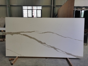 Encimeras Modernas de Gran Formato en Cuarzo Artificial Calacatta Gold para Cocina y Uso Hotelero - Product Image 4