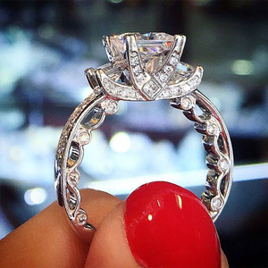 Bague pour femme au design élégant, micro-incrustée de pierres scintillantes à quatre griffes, motif géométrique - Product Image 1