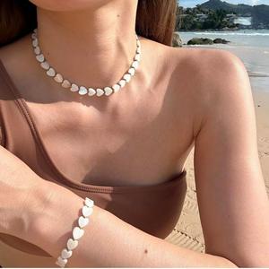 Collar de Concha Blanca Natural al por Mayor, Collar Corto de <span class=keywords><strong>Boda</strong></span> con Cuentas de Corazón Chapado en Oro de Acero Inoxidable para Mujer - Product Image 2