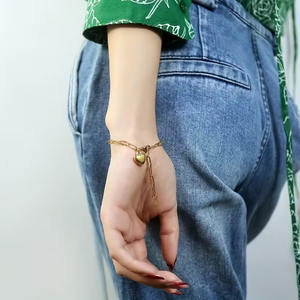 กำไลข้อมือแฟชั่นสำหรับผู้หญิงสร้อยข้อมือประดับรูปหัวใจทรงกลมเคลือบทองกันน้ำทำจากสแตนเลสสตีล - Product Image 3