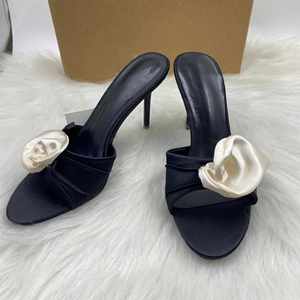 รองเท้าส้นสูงแบบเปิดนิ้วเท้าคุณภาพสูง รองเท้าแตะคุณภาพสูงสำหรับฤดูร้อน พร้อมดีไซน์หรูหรา ซิปด้านหลัง และส้นสูง - Product Image 3