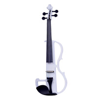 Les adultes apprennent à jouer du violon électrique électroacoustique noir et blanc pour les performances sur scène.