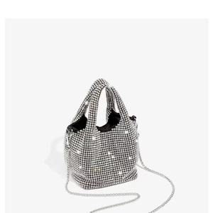 Un deslumbrante bolso tachonado de diamantes, imprescindible para fiestas nocturnas - Product Image 3