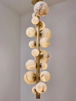 Lustre moderne en globes d'albâtre avec revêtement vertical
