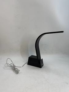 Lámpara de Escritorio Portátil Minimalista de Hierro con Interruptor Táctil de Cuello de Ganso, Certificación ETL, LED, USB, Toma de Corriente AC/USB, Luz Cálida de 3000K, 3 Años de Garantía - Product Image 4