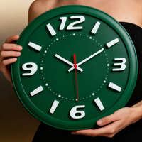 Horloges murales silencieuses à mécanisme de balayage, fabrication OEM/ODM, chiffres surélevés élégants, cadran en plastique vert foncé pour salon et bureau
