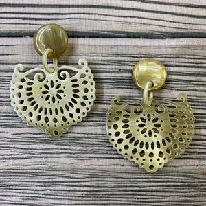 Vietnam Eco-Friendly Buffalo Horn Blanc Boucle D'oreille Blanc Mignon Style Pendentif Boucles D'oreilles Produit Offre Spéciale - Product Image 1