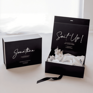 Boîte-cadeau de couleur noire classique Boîte magnétique rigide Emballage durable avec ruban de soie fermé et insert de papier d'emballage personnalisé - Product Image 1