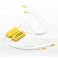 Étiquettes suspendues personnalisées en plastique écologique avec logo en relief, cordon en nylon, couleur et forme sur mesure pour sacs et vêtements