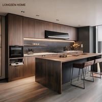 Ensemble d'armoires de cuisine modernes sur mesure avec îlot en pierre frittée effet cascade, finition noir mat, grain de bois, sans poignées, pour la maison