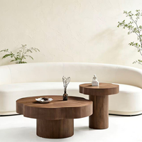 Ensemble de tables basses gigognes modernes en bois organique avec finition placage bois, mobilier contemporain pour salon