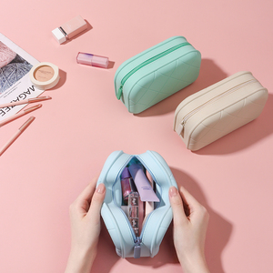 Sac cosmétique en silicone en gros, trousse de maquillage étanche avec fermeture éclair, pochette de voyage pour articles de toilette, pochette promotionnelle avec logo personnalisé - Product Image 2