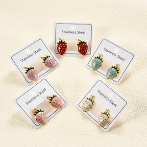 1 paire de boucles d'oreilles en acier inoxydable en forme de fraise pour femmes et filles, boucles d'oreilles pendantes colorées et mignonnes, bijoux tendance et charmants, cadeau - Product Image 1