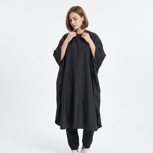 Capa de Barbero Profesional Impermeable para Salón de Belleza, Capa de Corte para Barbería, Color Negro Simple, Modelo Los Ángeles - Product Image 4