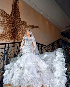 Robe de mariée personnalisée de haute qualité, élégante, style vintage, coupe sirène royale, en dentelle, avec taille drapée et traîne chapelle - Product Image 1