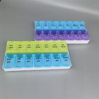 Boîte à pilules hebdomadaire avec marquage Braille, couvercle, tailles petite/grande, 14 compartiments, deux rangées
