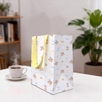Sac fourre-tout personnalisable de luxe en papier écologique avec poignées en corde, imprimé ours endormi estampé à chaud doré, pour enfants