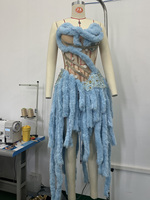 Robe bleu clair en fausse fourrure moelleuse avec franges queue de renard, strass, bustier, dos en maille nude à lacets, costume de festival, vente en gros