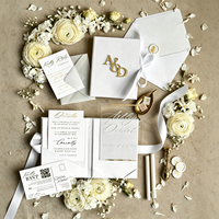Élégant livre d'invitation de mariage en velours vert forêt avec couverture rigide, monogramme doré personnalisé, cartes d'invitation en acrylique et enveloppe