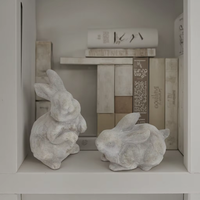 Lianda Handgefertigte Polyresin Hasenfigur Statue Niedliche Osterdekoration Tischdekoration für Zuhause Hotel Geschenke Nippes für Alle Feste