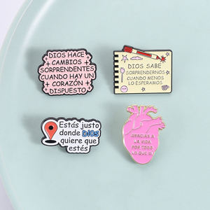 Estás Justamente en el Lugar que <span class=keywords><strong>Dios</strong></span> Quiere que Estés - Broches Esmaltados con Versículos Bíblicos Españoles, Frases Devocionales, Joyerí<span class=keywords><strong>a</strong></span> para Bolsos y Solapas, Regalos - Product Image 1