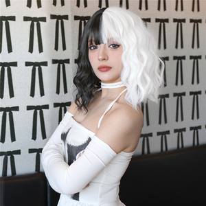 Perruques de cosplay <span class=keywords><strong>Cruella</strong></span> De Vil pour femmes Ainizi, 14 pouces, courtes et bouclées avec frange, moitié noire et moitié blanche - Product Image 3