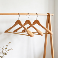 Cintres en bois personnalisés avec logo et couleur du fabricant, vente chaude, barre en bois massif, épaules élargies pour vêtements, pour armoire, salle de bain