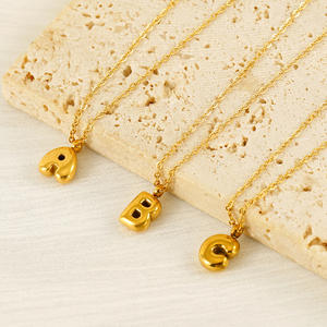 Venta al por mayor PVD chapado en oro deslustre libre de acero inoxidable personalizado letra mayúscula burbuja encanto collar - Product Image 4