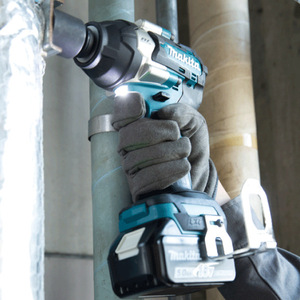 Llave <span class=keywords><strong>de</strong></span> <span class=keywords><strong>Impacto</strong></span> Eléctrica <span class=keywords><strong>de</strong></span> Aire DTW700Z para Batería <span class=keywords><strong>de</strong></span> Litio <span class=keywords><strong>Makita</strong></span> 18V, Inalámbrica sin Escobillas con Alto Par <span class=keywords><strong>de</strong></span> 50 Nm - Product Image 2