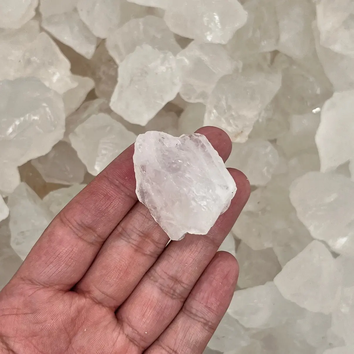 หินควอตซ์หินธรรมชาติเจ็ดแผ่นหินคริสตัลสีขาวใสหินอัญมณีเกล็ดหยาบ