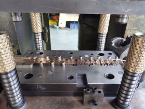 Fabricante de moldes de fábrica personalizado, molde de punzonado de Metal, troquel de estampado progresivo, molde de estampado personalizado, fabricación de productos - Product Image 4