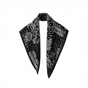 Sciarpa triangolare multifunzionale 135*60 cm con motivo bianco e nero per donna, accessorio di moda - Product Image 1