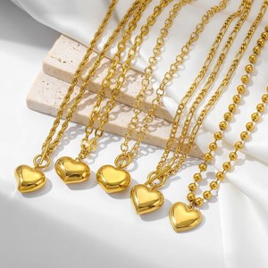 Collier JUSNOVA en acier inoxydable plaqué or 18 carats PVD, hypoallergénique, minimaliste, avec fermoir à bascule en forme de cœur bombé, résistant à l'eau et inaltérable - Product Image 2