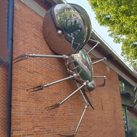 Sculpture d'abeille moderne en acier inoxydable pour la décoration de jardin extérieur, art contemporain en métal sur le thème des insectes, tailles et couleurs personnalisables